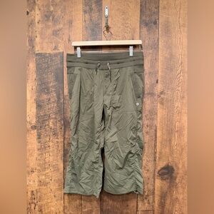 Lululemon green studio crops size 8 EUC